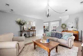 5420 DARLINGTON Place NW Living Room