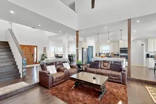 420 BASSETT Boulevard Living Room