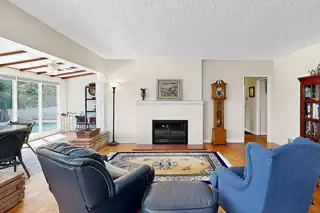 805 RIDGECREST Drive SE Living Room