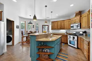 10 FRANCISCO Road Kitchen