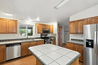 202 SUNRISE BLUFFS Drive Kitchen