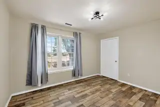 17 FRANCES Road Bedroom