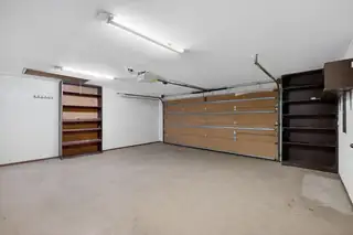 1335 Kaghan Loop Drive Garage