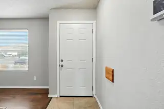 750 CREEKSIDE Avenue SW Living Room