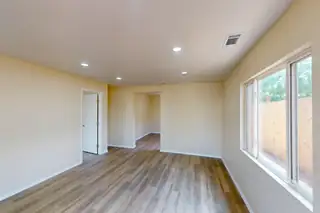 424 TENNESSEE Street SE Living Room