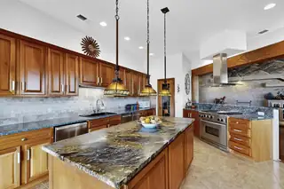 5 BASKETWEAVER Court Kitchen