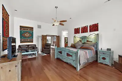 5 BASKETWEAVER Court Bedroom