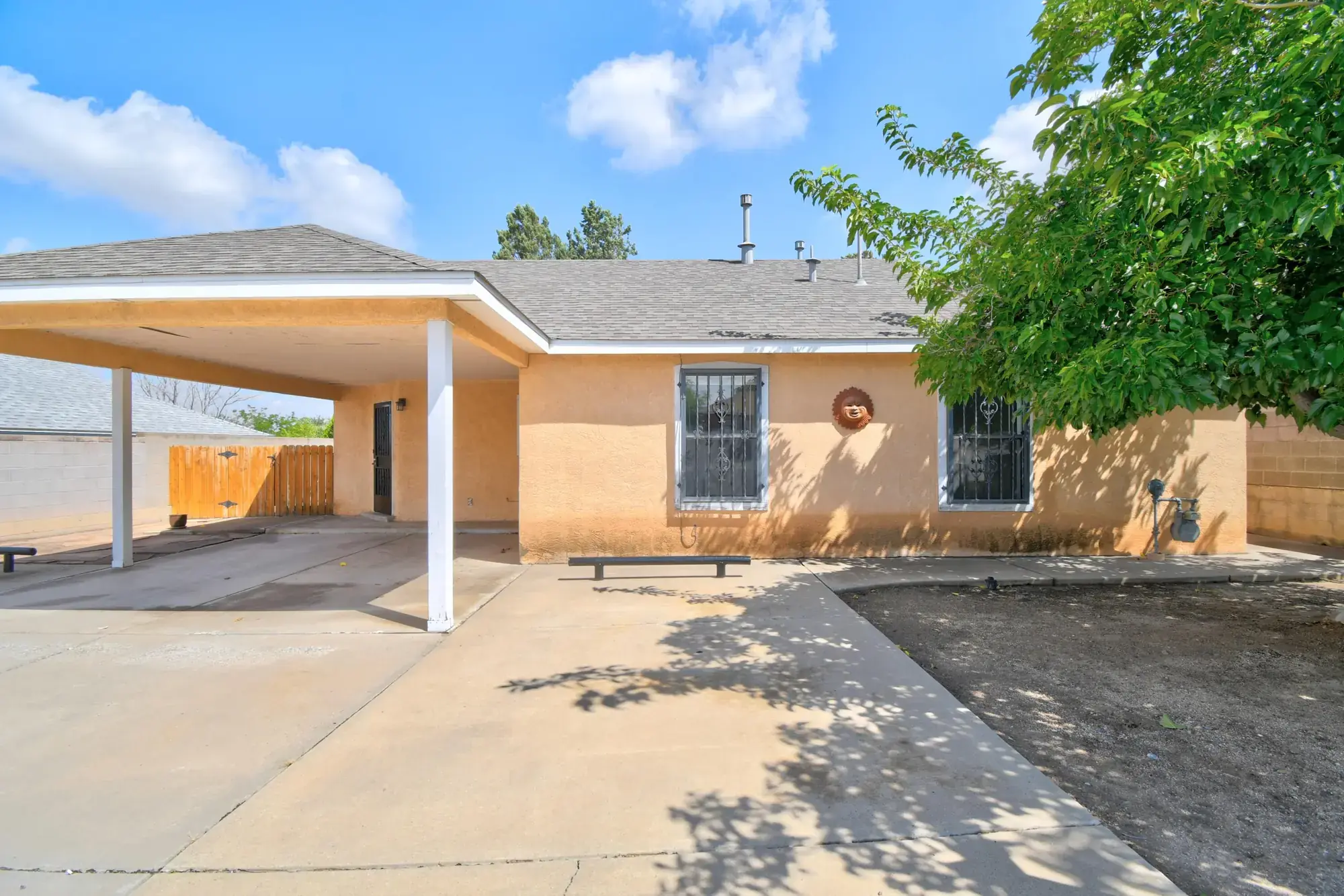 715 KINLEY Avenue NE