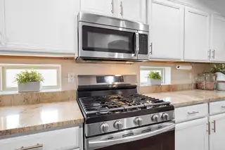 660 PRIMROSE Avenue SW Living Room