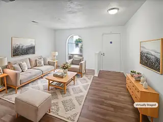 802 PINETREE Road SE Living Room