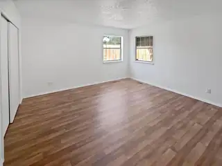 802 PINETREE Road SE Living Room