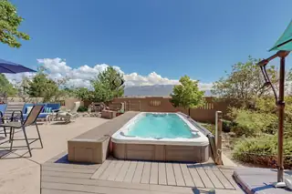 2000 MATE Court NE View