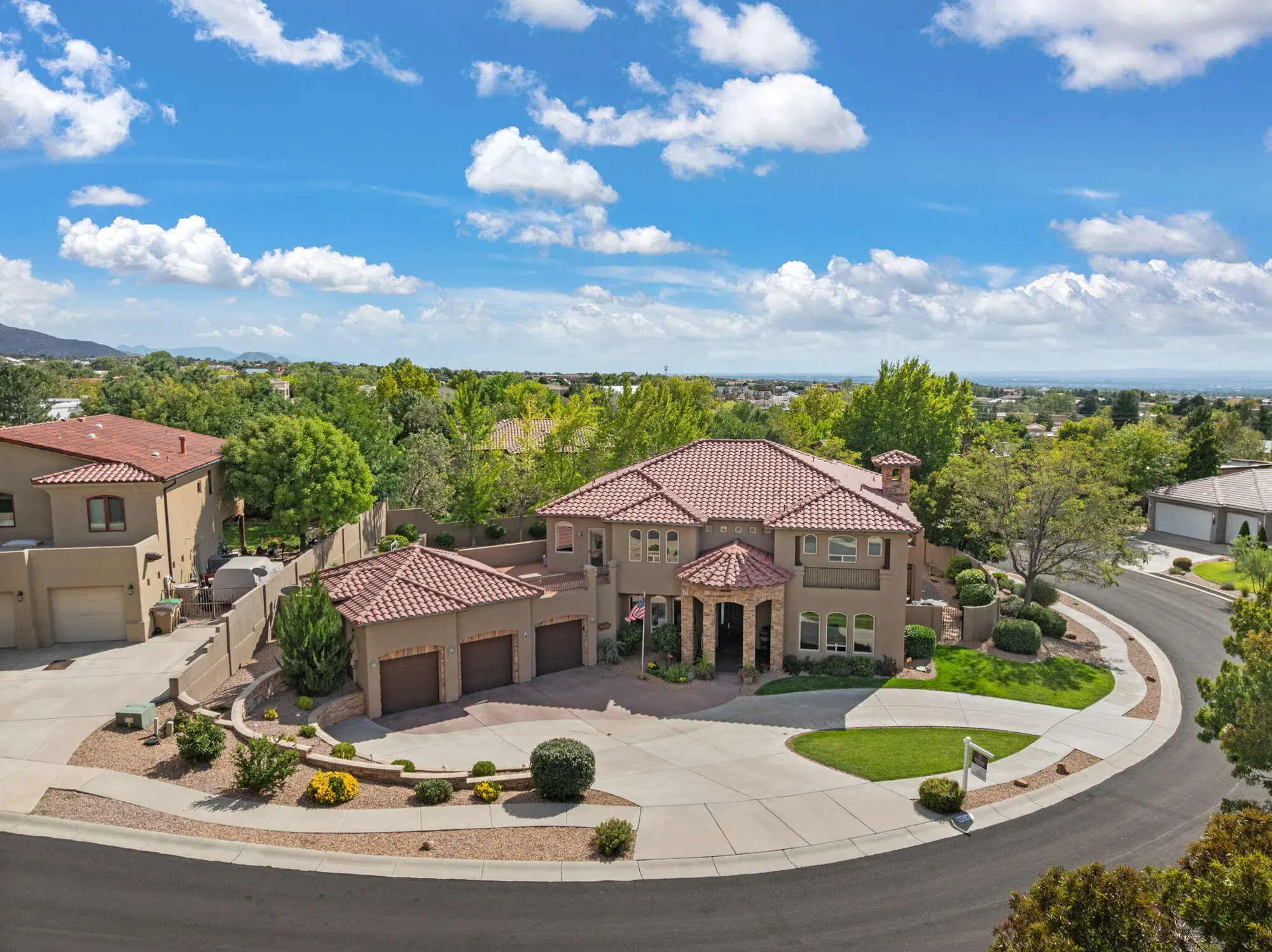 8614 ROYAL GLO Drive NE