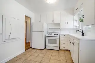 617 CALIFORNIA Street SE Kitchen