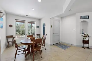 32 EXPRESS Boulevard Dining Room