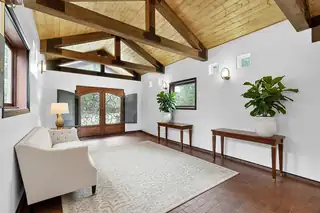 160 ANDREWS Lane Living Room