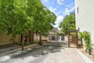 318 BROADWAY Boulevard NE 