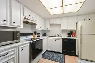 901 COUNTRY CLUB Drive SE F Kitchen