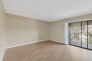 921 COUNTRY CLUB Drive SE H Living Room