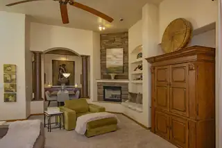 8300 VISALIA Way NE Living Room