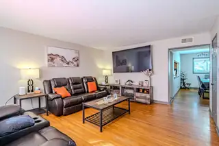 725 LOUISIANA Boulevard SE Living Room