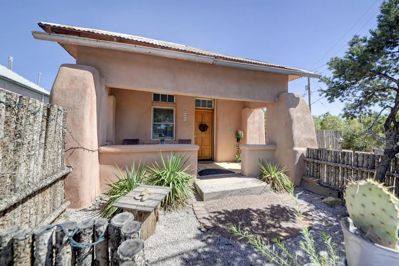 1913 LOMAS Boulevard NW