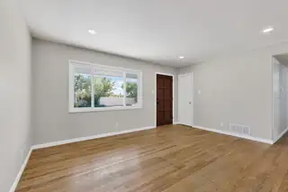 5001 DOUGLAS MACARTHUR Road NE Living Room