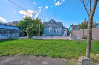 420 EDITH Boulevard SE Backyard