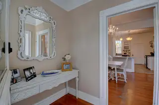 420 EDITH Boulevard SE Living Room