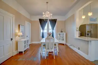 420 EDITH Boulevard SE Kitchen