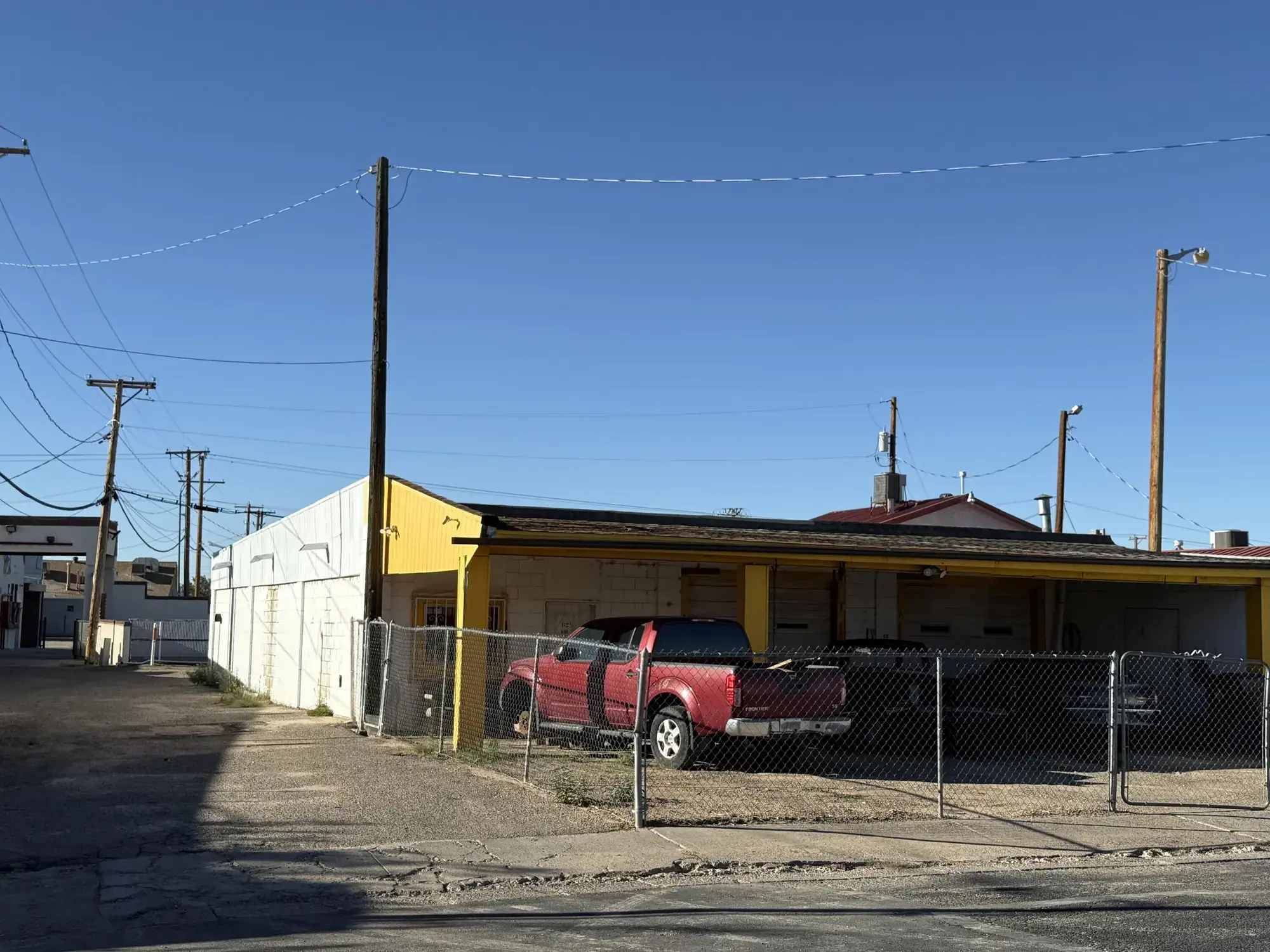 835 W CASTILLO Avenue