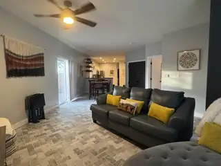 201 LAGUNA Boulevard NW 