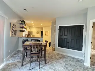 201 LAGUNA Boulevard NW 