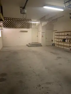 1441 E Riverside Drive Garage