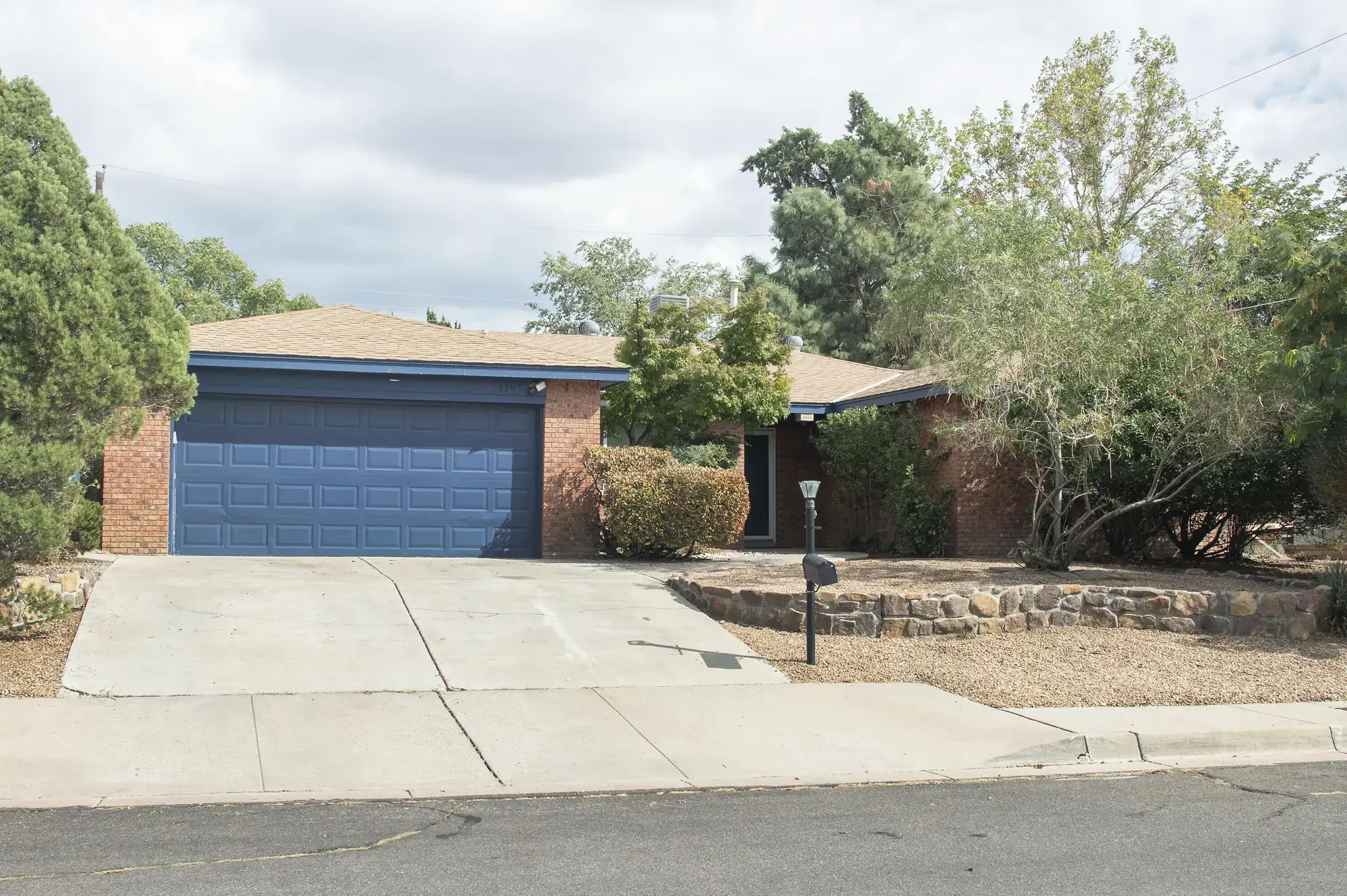 3704 GLORIETA Street NE