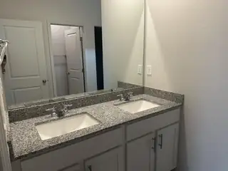 2589 Eglisfield Lp Bathroom