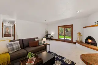 4013 Glen Canyon Court NE Living Room