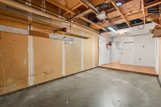 12805 Mountain View Avenue NE Garage