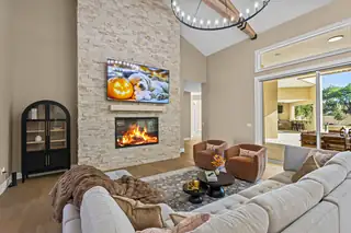 11800 ANAHEIM Avenue NE Living Room