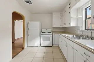 2405 Commercial Street NE Kitchen