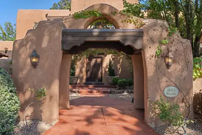 1623 Francisca Road NW, Los Ranchos, NM 87107 