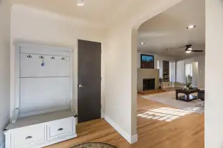 924 Valverde Drive SE Living Room