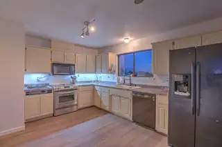 174 Entranosa Kitchen