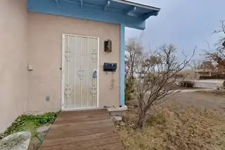 1005 Girard Boulevard NE Living Room