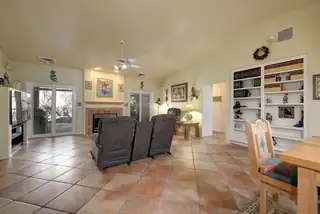 5600 Fulton Court NE Living Room