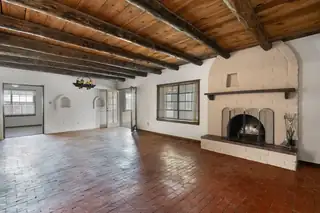 2621 Pajarito Meadows Road SW Living Room