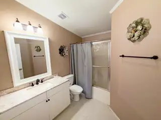 4 Bueno Suerte Bathroom