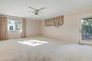 1009 Morina Court NE Living Room