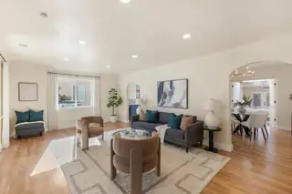 425 Carlisle Boulevard NE Living Room