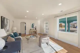 425 Carlisle Boulevard NE Living Room